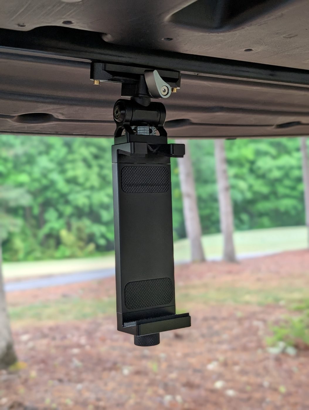 Mounting rail assembly, front angle on golf cart roof strut